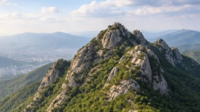 서울 남부를 병풍처럼 감싸 안은 도심 속 명산, 관악산