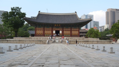 덕수궁의 고즈넉한 돌담길 너머, 도심 속 왕궁 산책